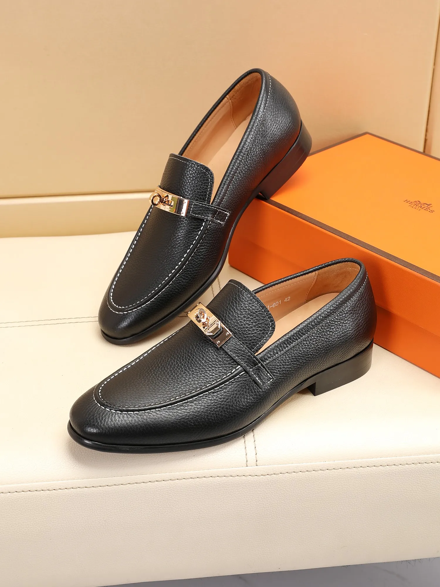 Factory price 440💶[HERMES] (cowhide lining)🍀Italian top luxury🍀He does not pursue novel styles and gorgeous colors, but attracts the favor of successful men with his flawless, elegant and classic style! This very, very comfortable, simple and stable style makes it easy to match any style! The pattern is absolutely 1:1 refined from the original case, and we strive for excellence in materials, imported cowhide + cowhide lining💪💪💪extraordinary texture👍! .Code number: 39 to 44 (38.4546 customized)